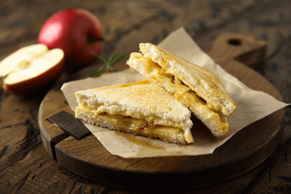 Grilled sandwiches with apple and cheese