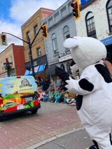 Lulu waving to onlookers watching the parade. 